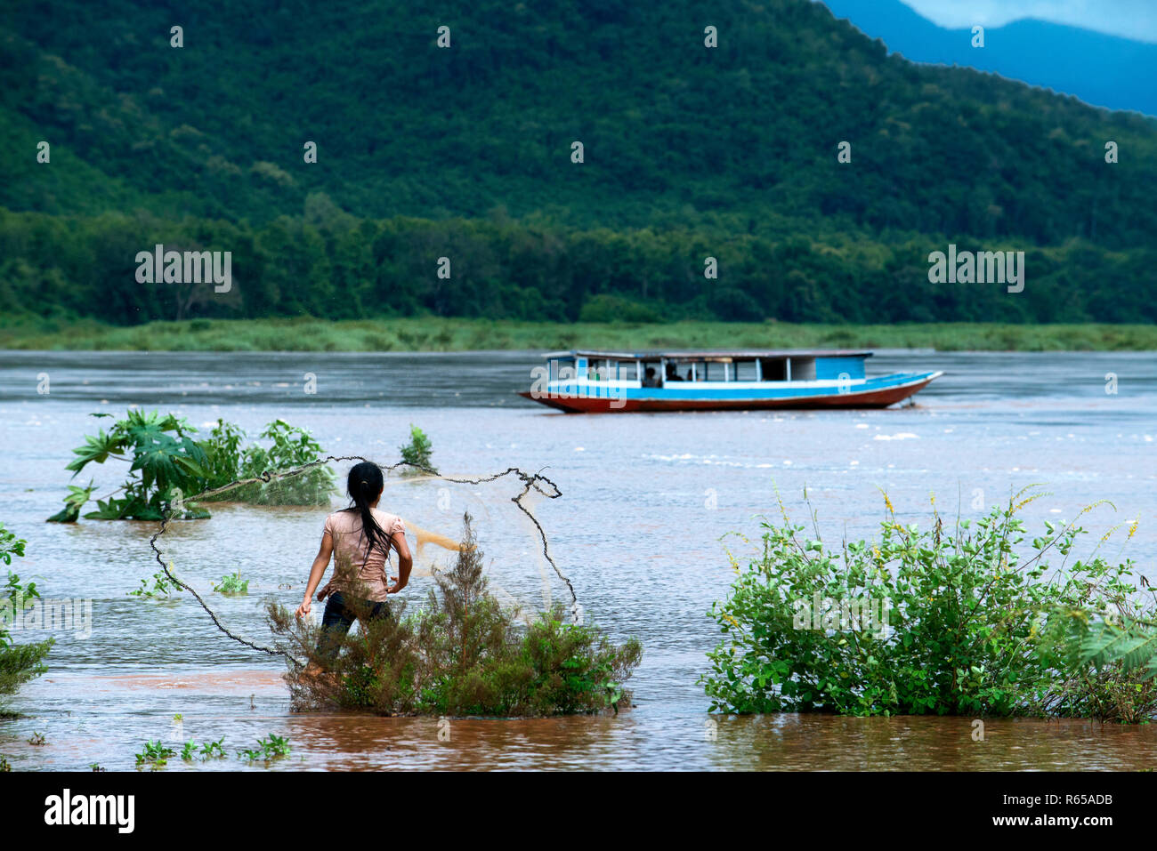 I giovani la pesca nel fiume Mekong, Chiang Rai a Luang Prabang, attraversando Thailandia Laos in barca. Foto Stock