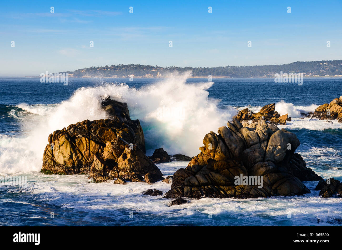 Surf Breaks sulle rocce al punto Lobos affacciato sulla baia di Carmel e la penisola di Monterey costa centrale della California Foto Stock