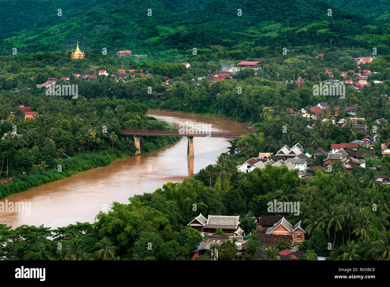 Vedute aeree di Luang Prabang città e del fiume Mekong dal Monte Phousi. Laos Foto Stock