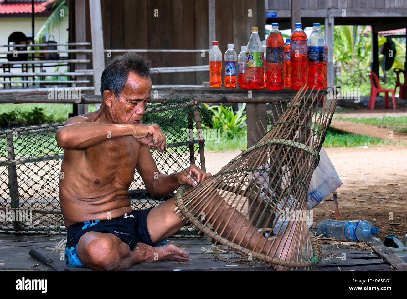 Fisher accanto al Waterfal Somphamit sul Don Khone island, Laos Foto Stock