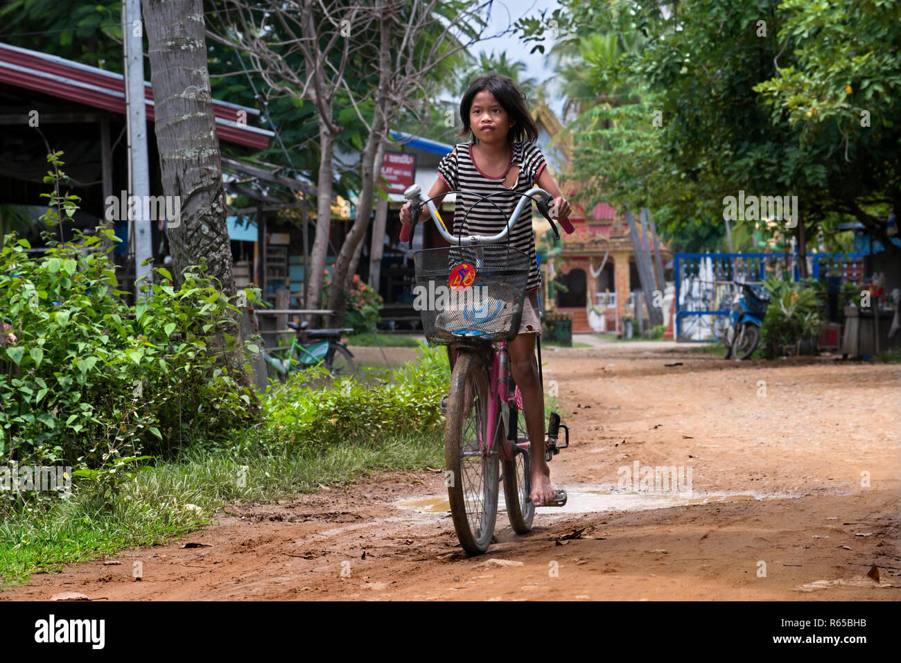 Ragazza locale in una bicicletta in Don Khone island, Laos Foto Stock