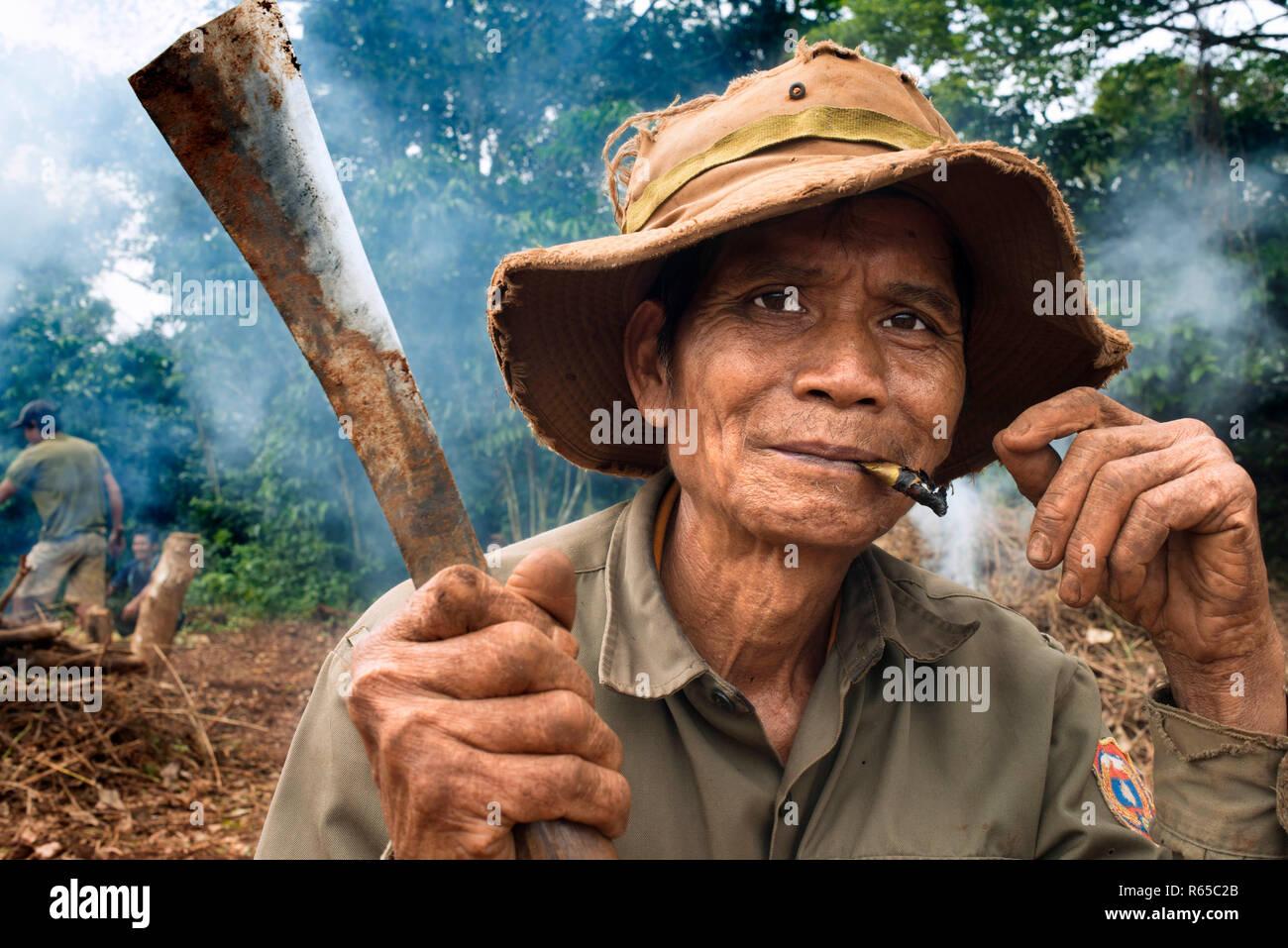 La deforestazione. La popolazione locale della foresta di compensazione per la coltivazione della terra nelle zone rurali del sud Laos Sud Est asiatico Foto Stock