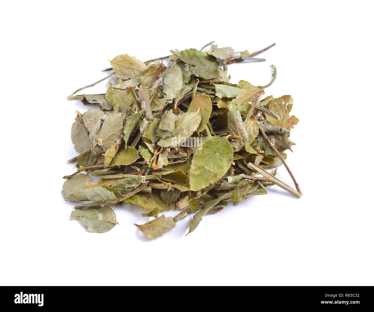 Erbe officinali essiccate materie prime isolato su bianco. Foglie di Vaccinium myrtillus, comunemente denominato "mirtillo", "wimberry', 'whortleberry', o Europ Foto Stock