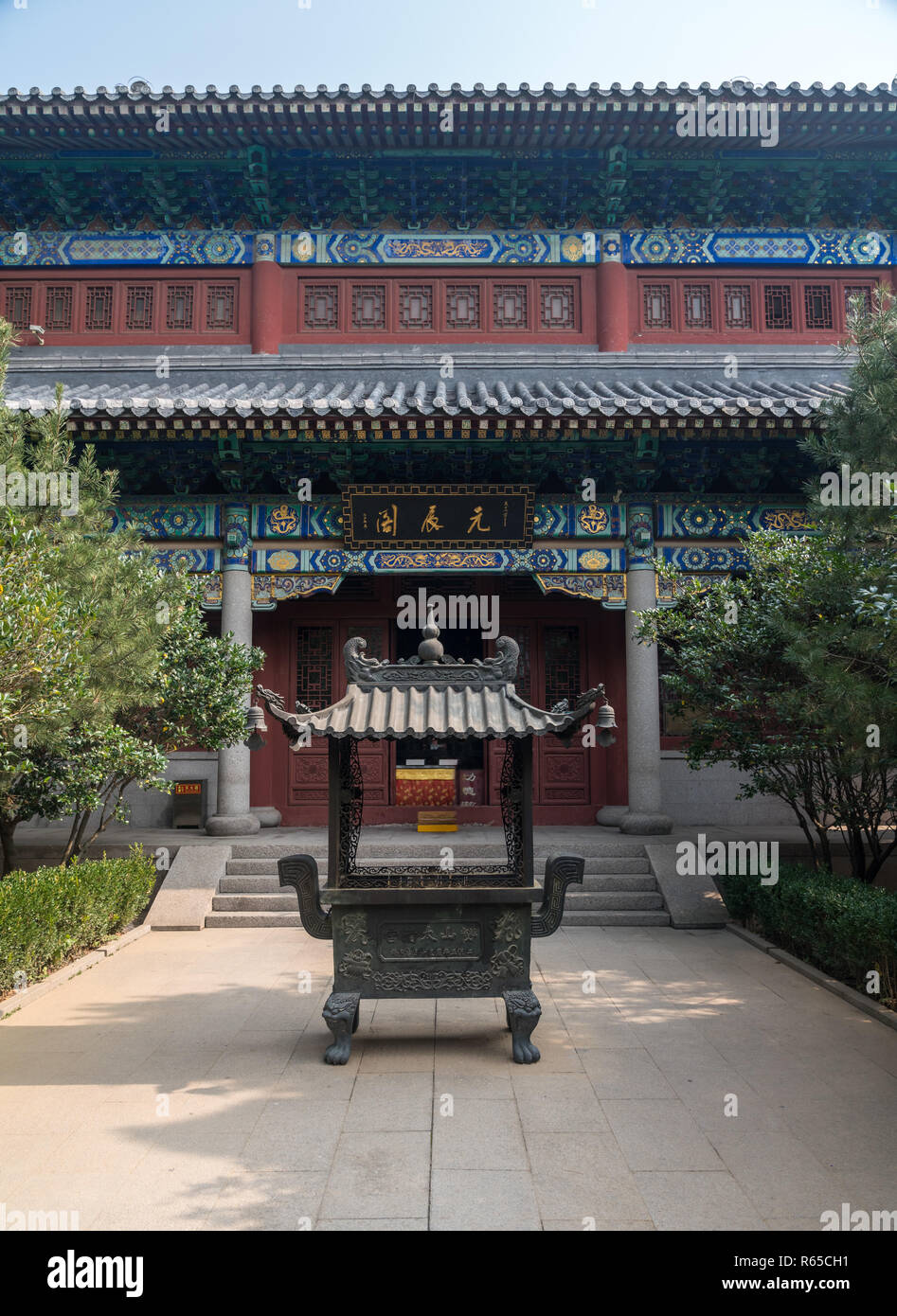 Bruciatore di incenso al tempio di Laoshan nei pressi di Qingdao Foto Stock