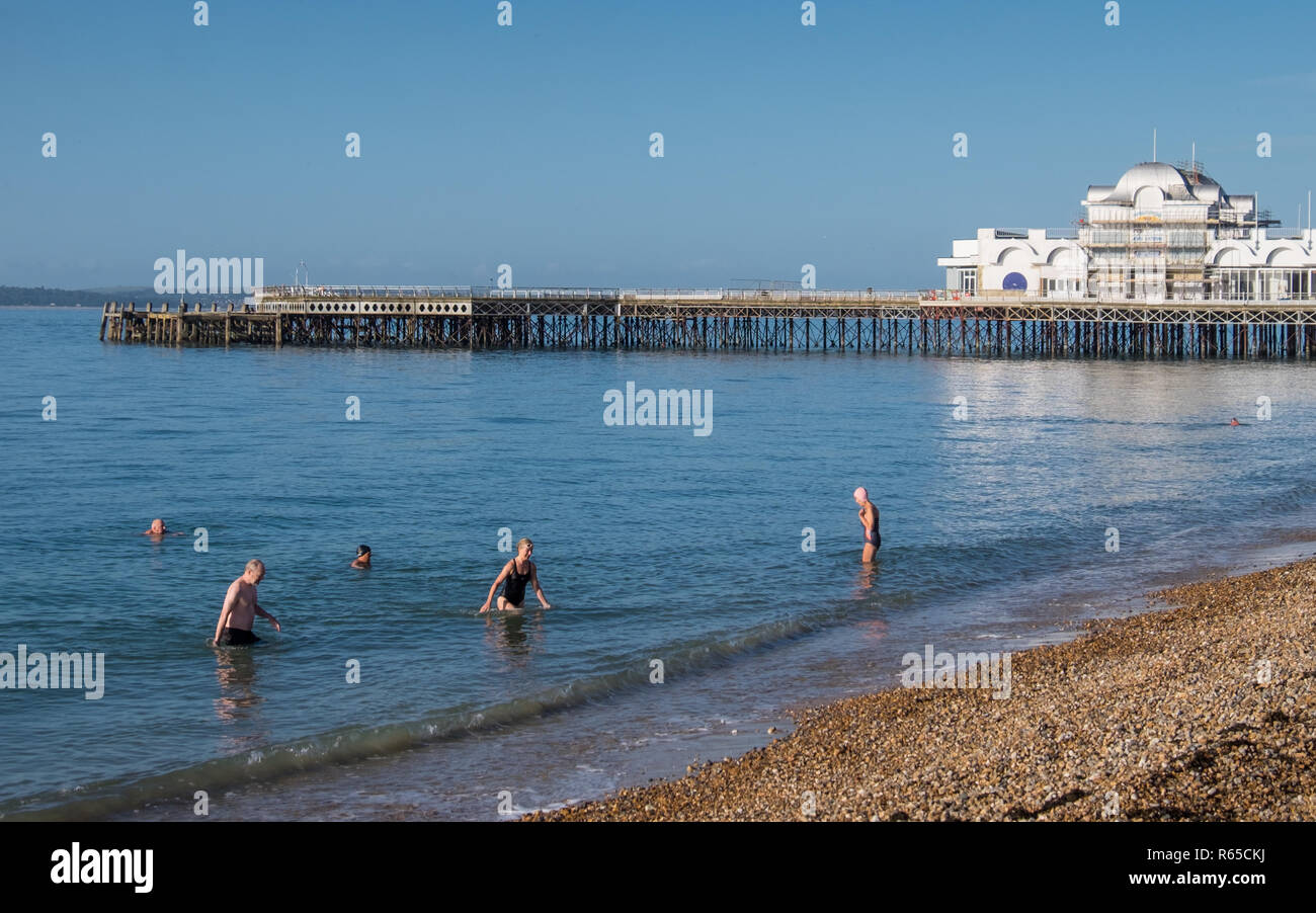 Un gruppo di persone nel loro 50s e 60s nuotare nel mare a Southsea Beach, REGNO UNITO Foto Stock