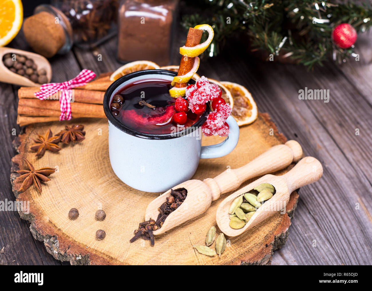 Vin brulé in un ferro da stiro mug Foto Stock
