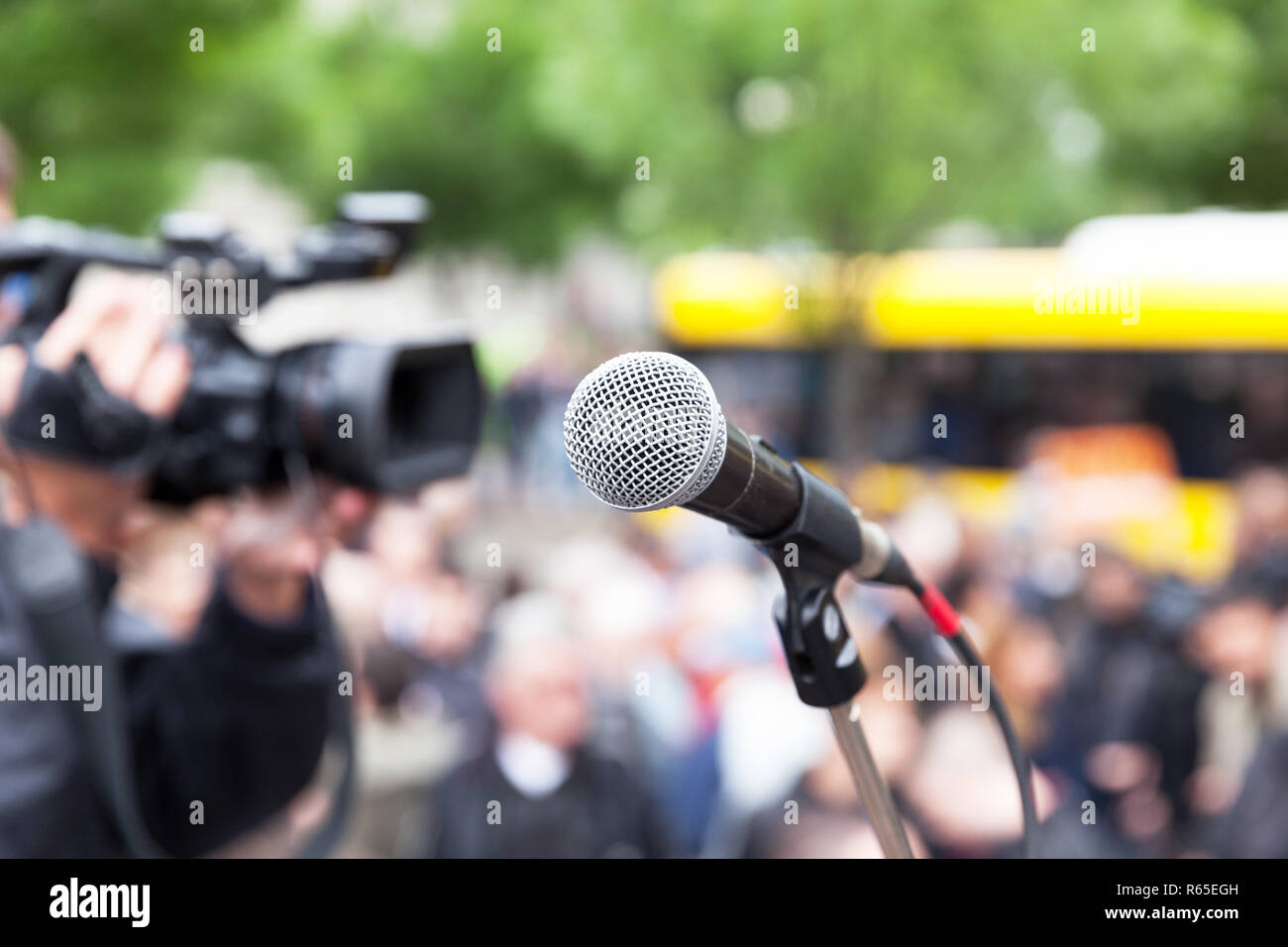 Microfono a fuoco contro la folla indistinta. Riprese street protesta. Foto Stock