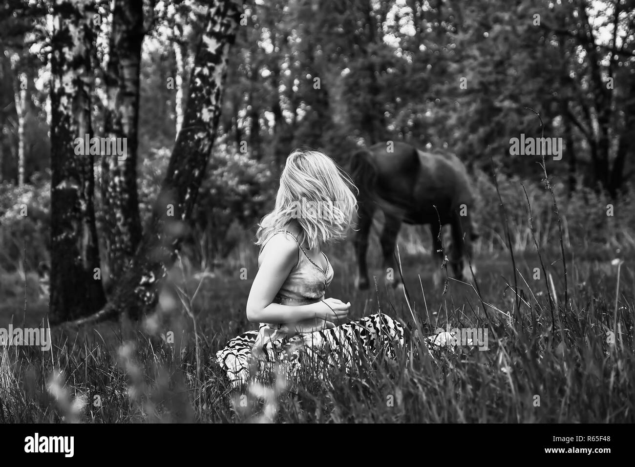 Donna bionda nella foresta Foto Stock