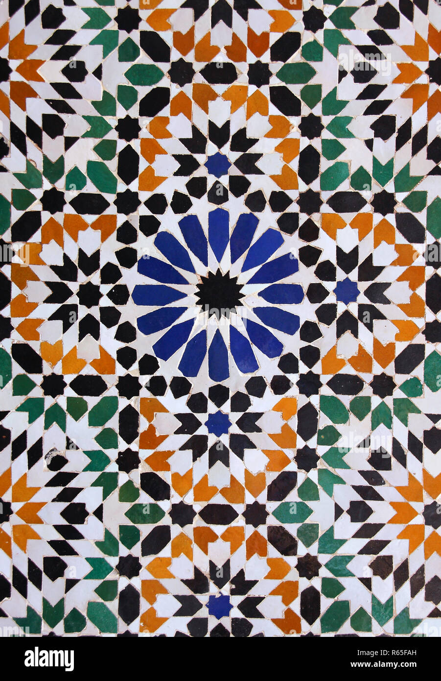 Il Marocco Marrakech tipico vecchio colorato Arabesque - Mauresque ceramica invetriata piastrelle a muro. Foto Stock