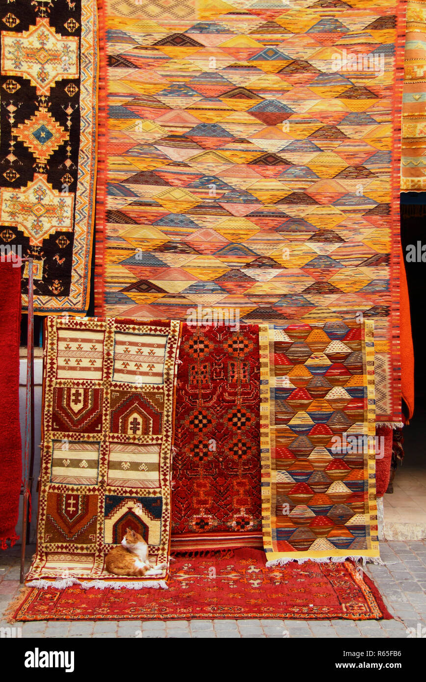 Marocco Essaouira. Colorati tappeti berberi in vendita appeso nella vecchia  Kasbah Foto stock - Alamy