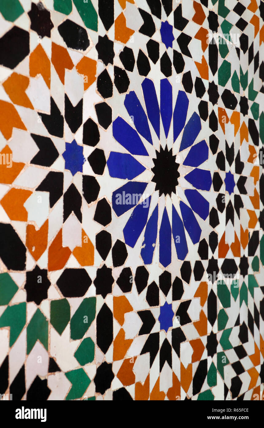 Il Marocco Marrakech tipico vecchio colorato Arabesque - Mauresque ceramica invetriata piastrelle a muro. Foto Stock
