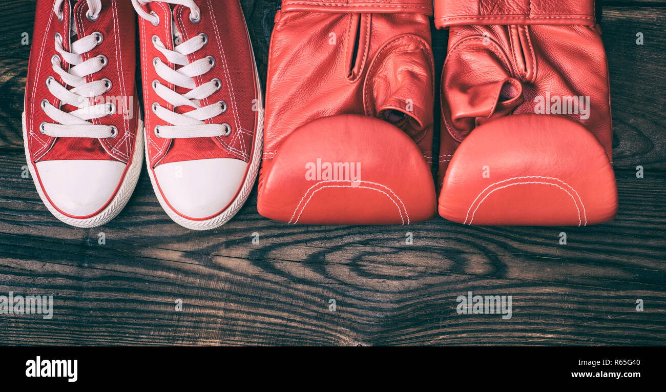 Coppia di rosso e di sneakers in pelle rosso guantoni da pugilato Foto Stock