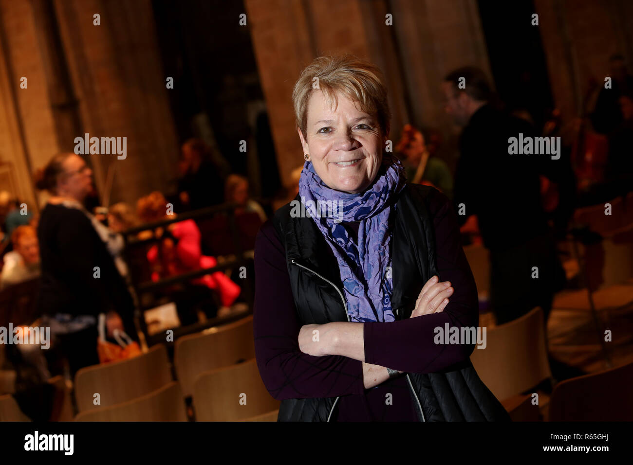 Viste generali di American Conductor Marin Alsop conducendo a Chichester Cathedral in West Sussex, Regno Unito. Foto Stock