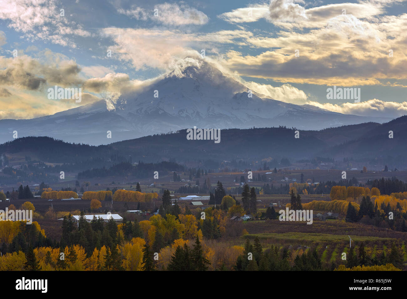 Montare il cofano sopra il cofano lungo la valle del fiume in autunno Foto Stock