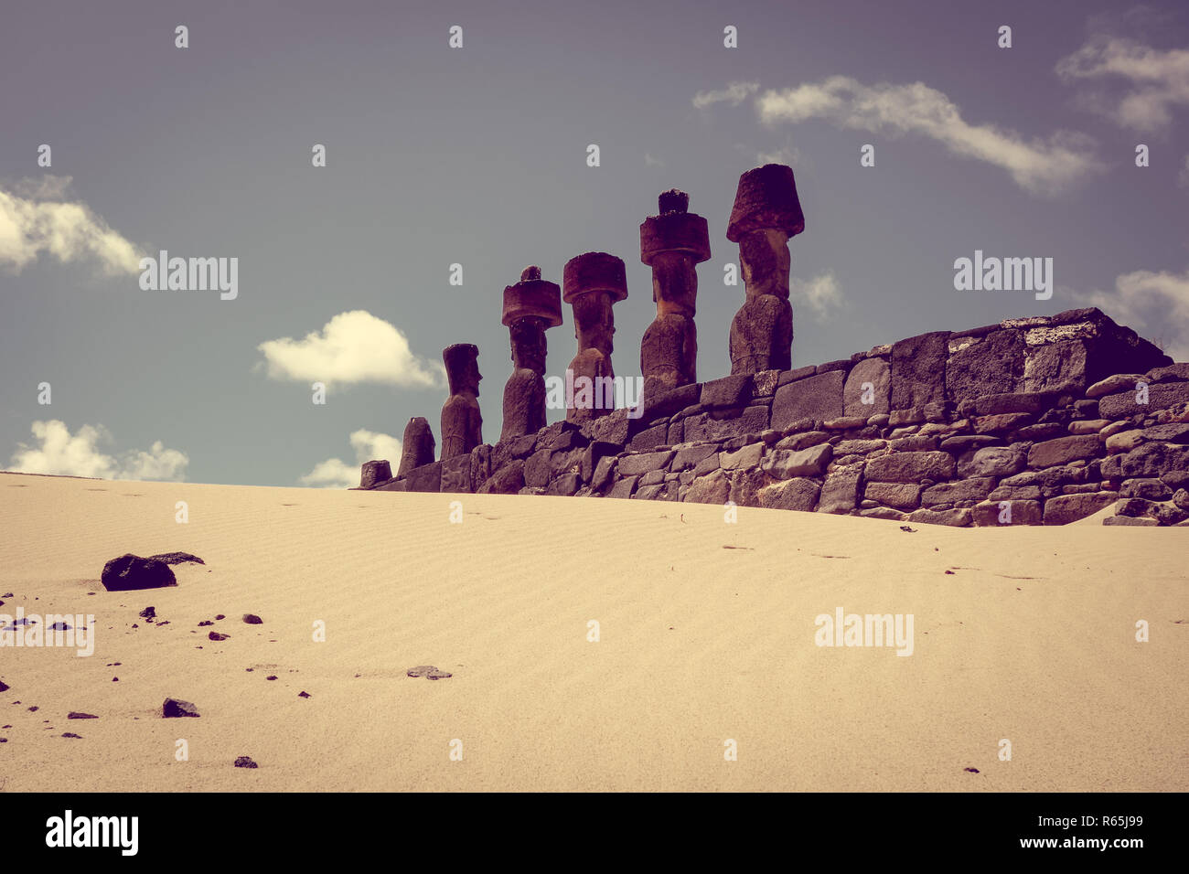 Moais statue sito ahu Nao Nao sulla spiaggia di Anakena, isola di pasqua Foto Stock
