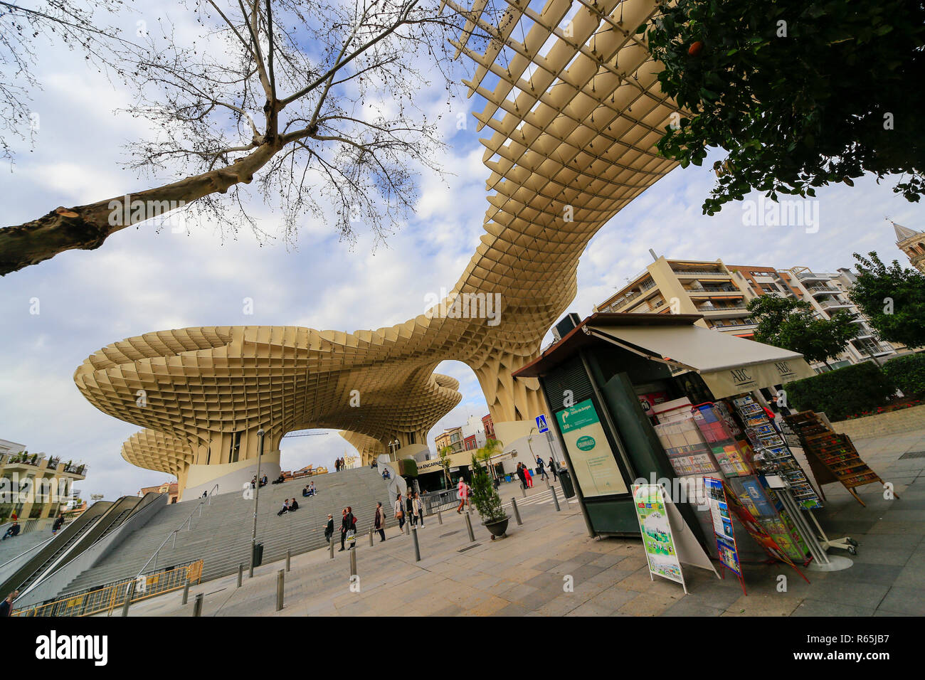 Ombrellone Metropole - strani e meravigliosi, gigante ombrellone in legno e passaggio pedonale nel centro di Siviglia. Foto Stock