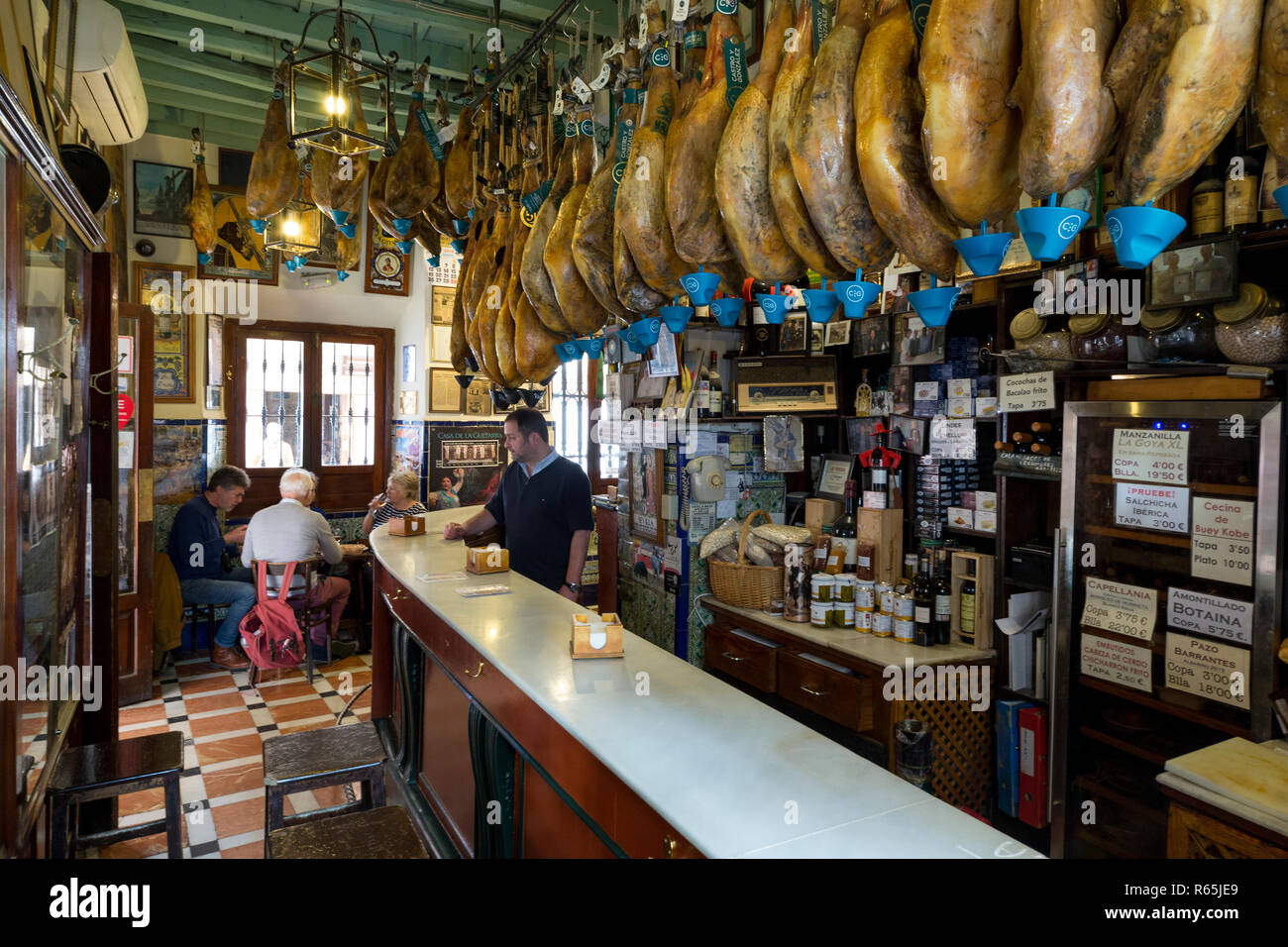 Jamon Serrano o Iberico (Dry cured ham) in Spagnolo bar tapas di Siviglia, in Andalusia, Spagna. Foto Stock