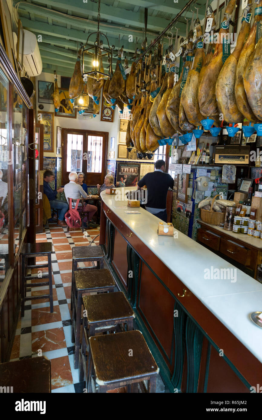 Jamon Serrano o Iberico (Dry cured ham) in Spagnolo bar tapas di Siviglia, in Andalusia, Spagna. Foto Stock