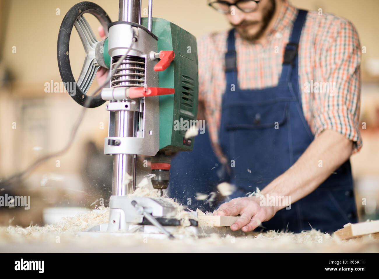 Lavoratore utilizzando unità di taglio Foto Stock