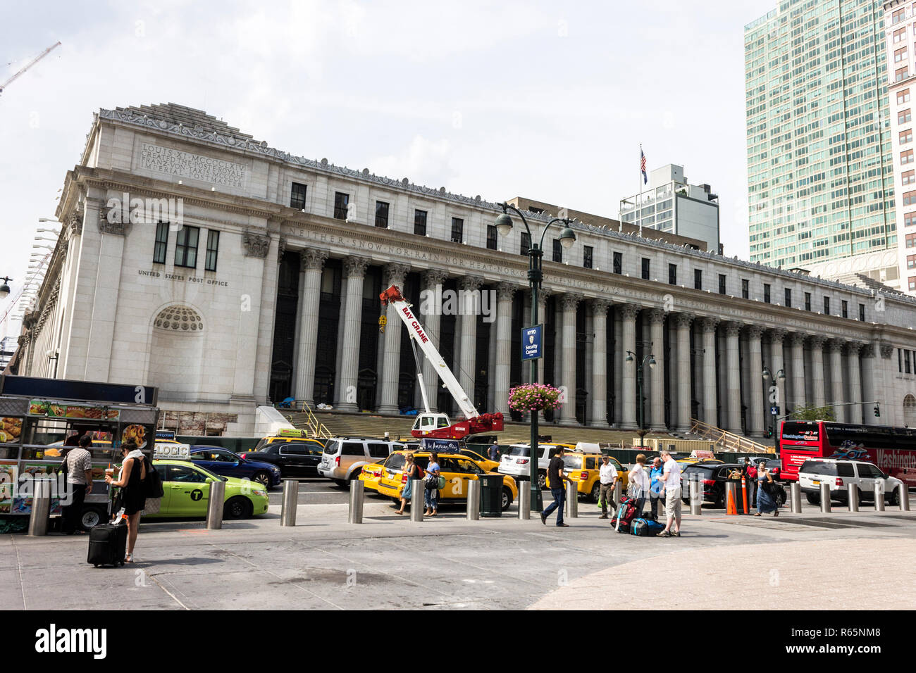 La città di New York. Il colonnato corinzio del James A. Farley Building, l ex generale Post Office Building, un importante punto di riferimento di Manhattan Foto Stock