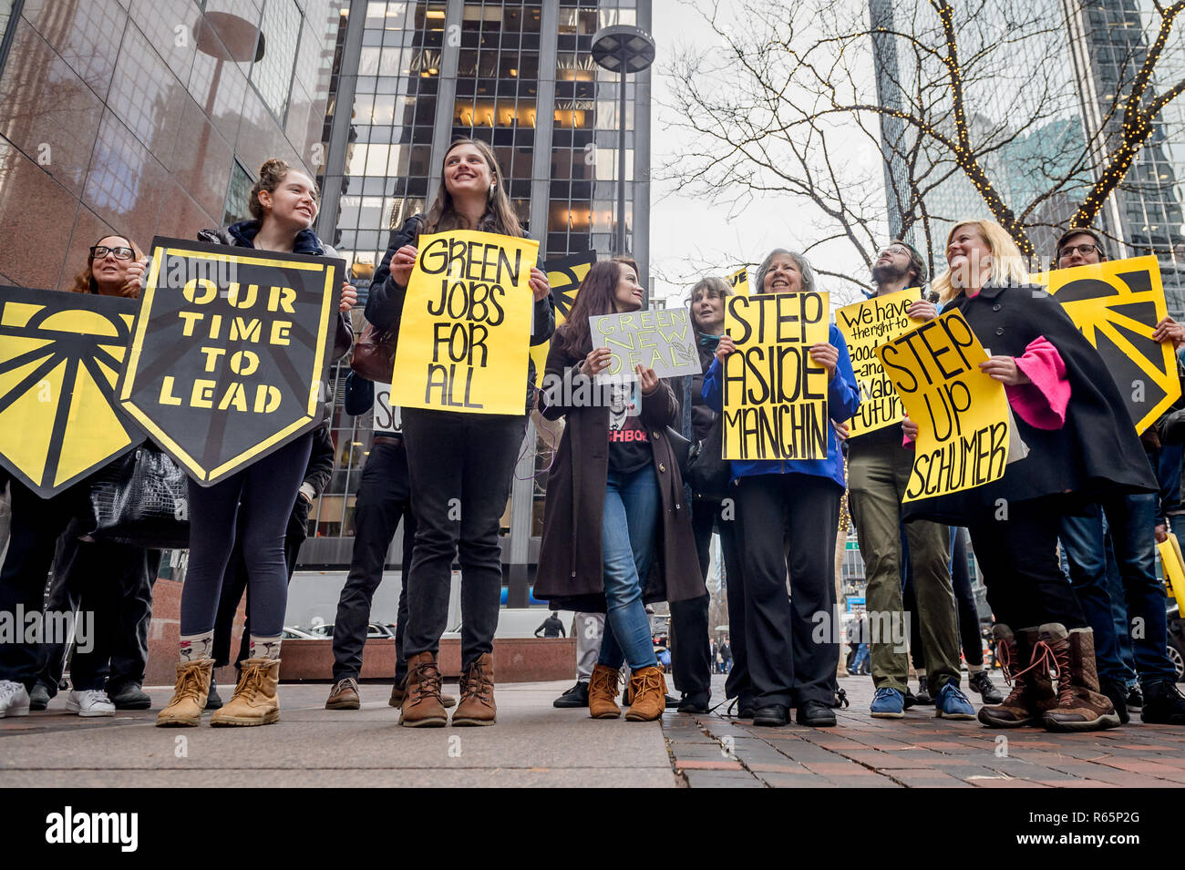 New York, Stati Uniti. 03 Dic, 2018. NY, giovani leader che rappresentano centinaia di comunità, giustizia sociale, ambientale e organizzazioni del clima ha scritto e consegnato una lettera aperta al Partito Democratico del Senato statunitense leader Chuck Schumer esortandolo ad opporsi Bernard Mcnamee per FERC il Commissario e Joe Manchin come energia e risorse naturali Comitato classifica gli stati. Credito: Erik McGregor/Pacific Press/Alamy Live News Foto Stock