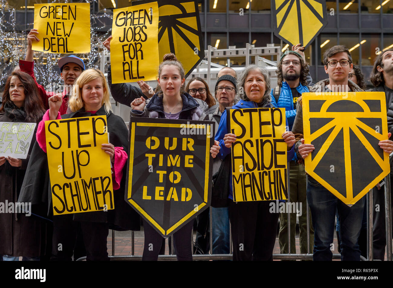 New York, Stati Uniti. 03 Dic, 2018. NY, giovani leader che rappresentano centinaia di comunità, giustizia sociale, ambientale e organizzazioni del clima ha scritto e consegnato una lettera aperta al Partito Democratico del Senato statunitense leader Chuck Schumer esortandolo ad opporsi Bernard Mcnamee per FERC il Commissario e Joe Manchin come energia e risorse naturali Comitato classifica gli stati. Credito: Erik McGregor/Pacific Press/Alamy Live News Foto Stock