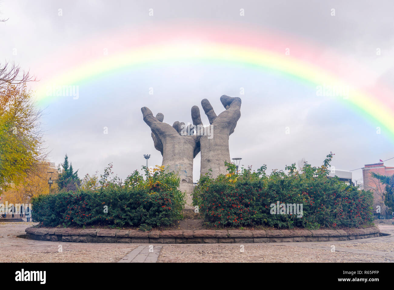 Ankara/Turkey-December 01 2018 : "mani" statua in Abdi Ipekci Parki sotto l'arcobaleno in un giorno di pioggia Foto Stock