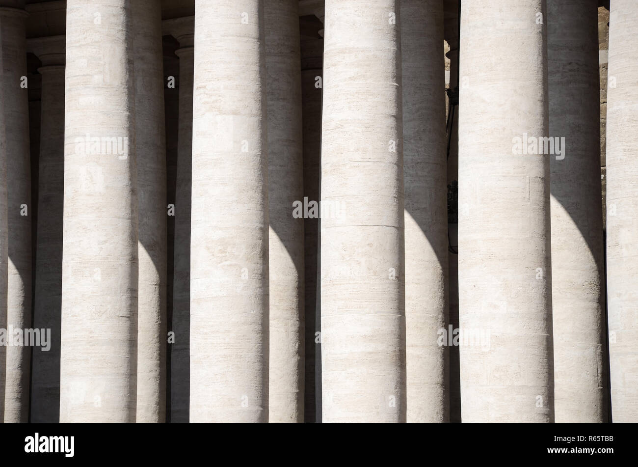 Vista astratta di un folto gruppo di colonne bianche in il colonnato di Piazza San Pietro a Roma, Italia Foto Stock