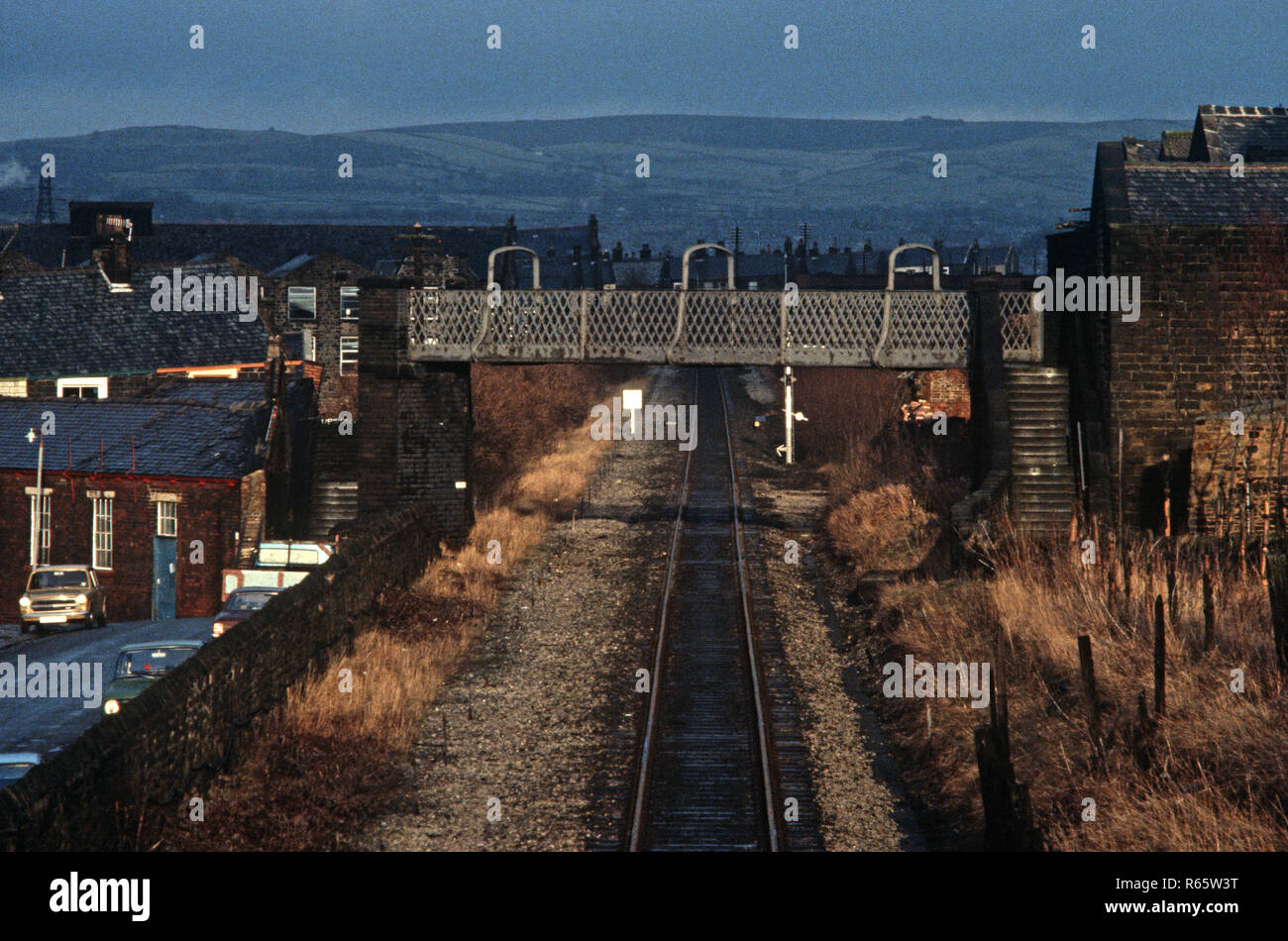 Il Footbridge oltre la British Rail Preston a Colne linea ferroviaria, Lancashire, Gran Bretagna Foto Stock