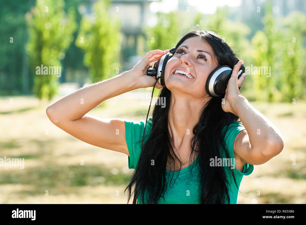 Donna con cuffie ama ascoltare musica all'aperto. Foto Stock