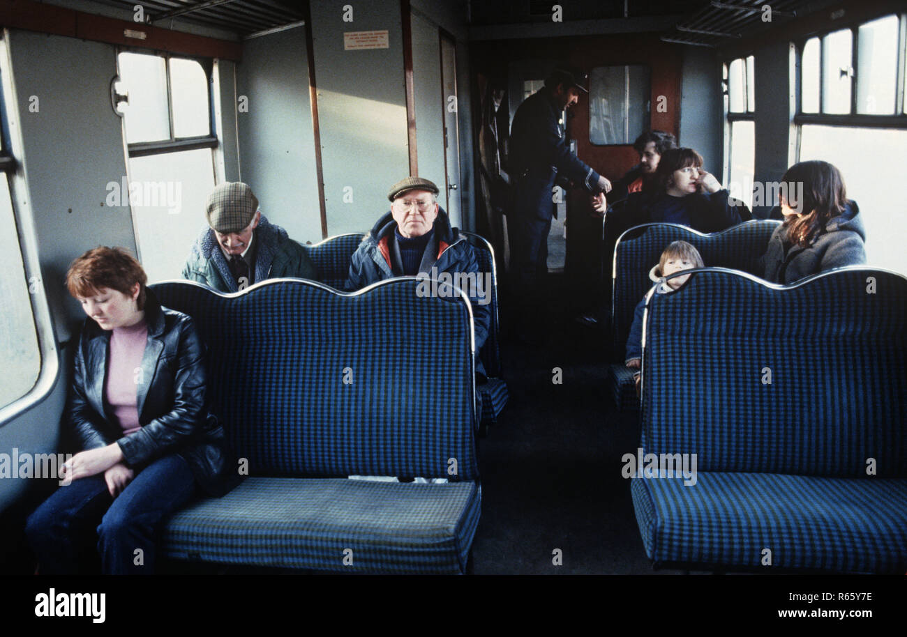 I passeggeri sul British Rail Preston a Colne linea ferroviaria, Lancashire, Gran Bretagna Foto Stock