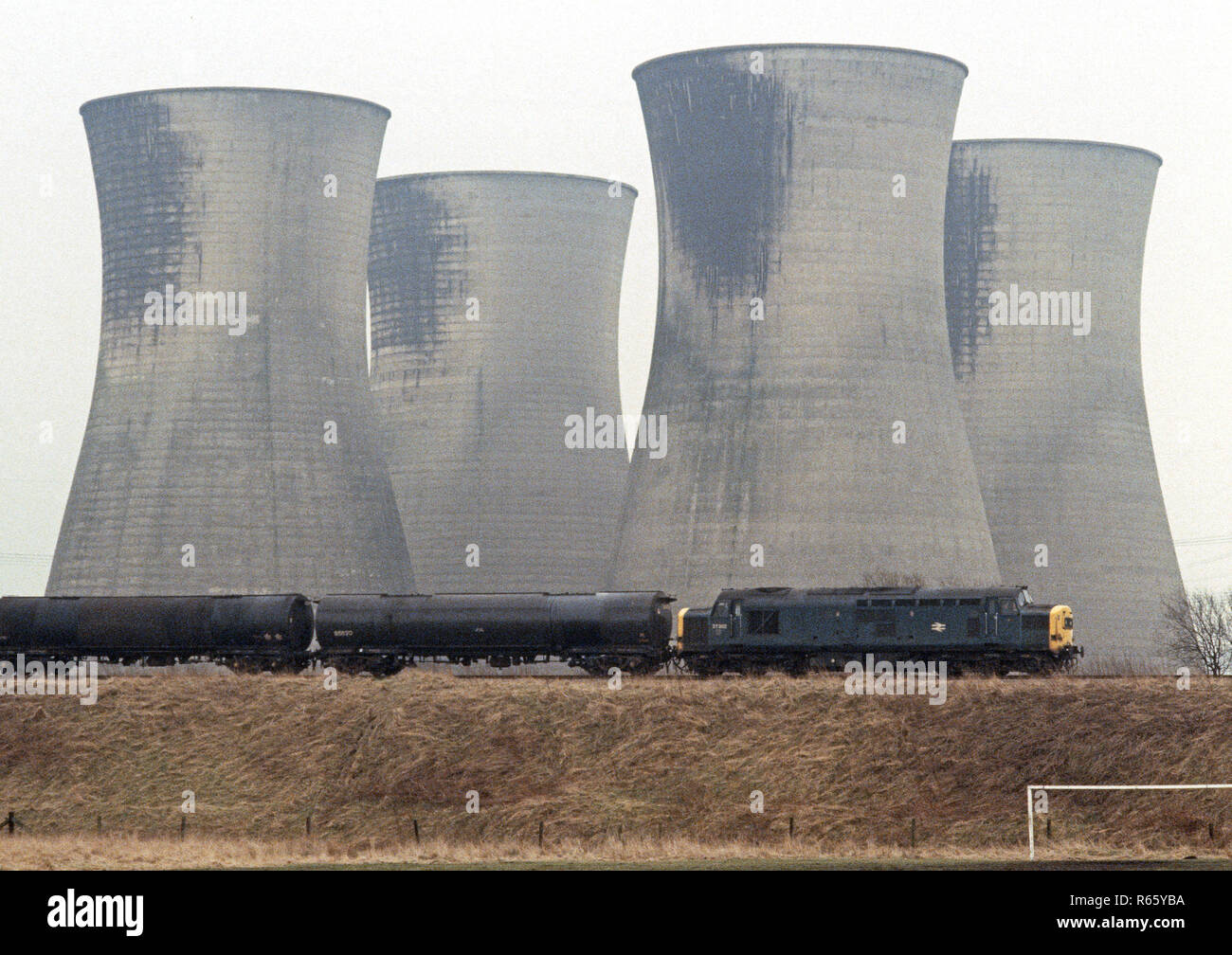 Locomotiva Diesel che passa nella parte anteriore della stazione di alimentazione delle torri di raffreddamento sul British Rail Preston a Colne linea ferroviaria, Lancashire, Gran Bretagna Foto Stock