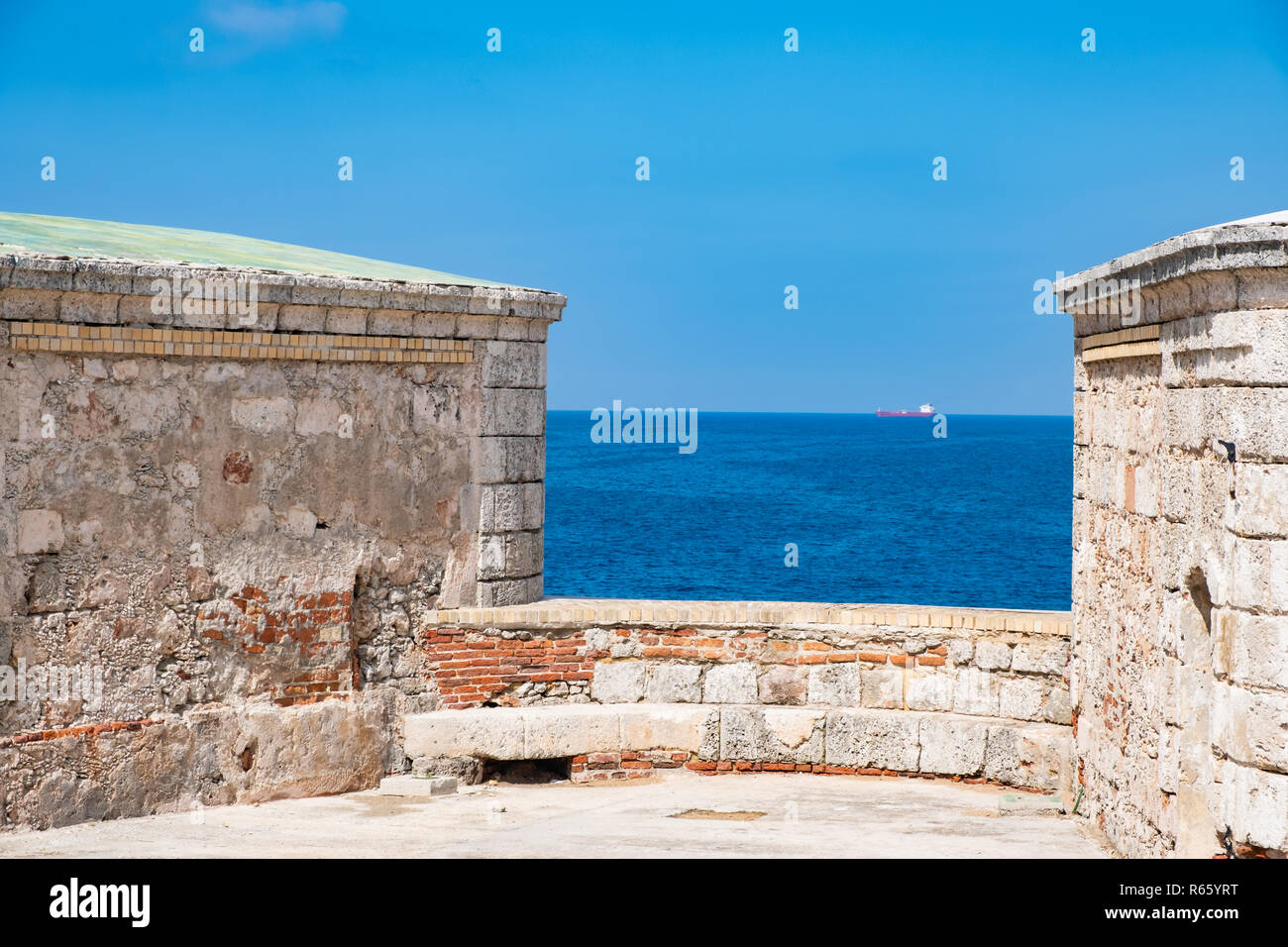 Vista di un oceano freighter da Morro Castle in Havana Cuba, Foto Stock