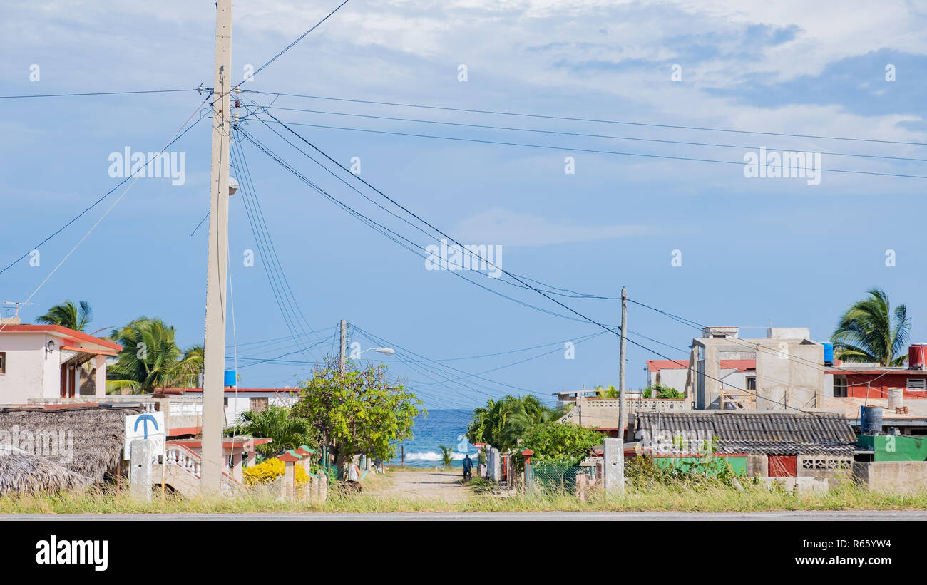 Piccola città lungo la costa nord di Cuba con l'Atlantico in background. Foto Stock