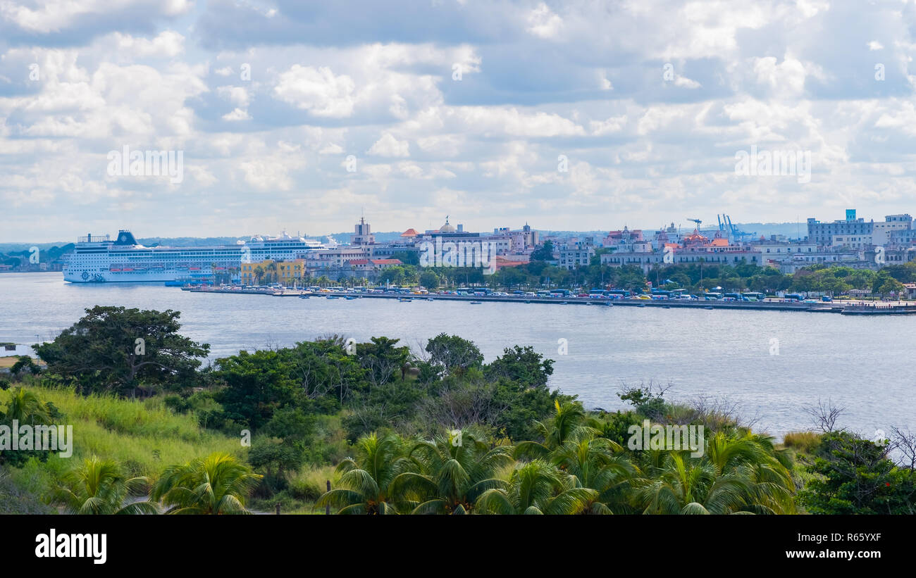 Vista dal castello di Morro della frenetica Havana Cuba l'area del porto. Foto Stock