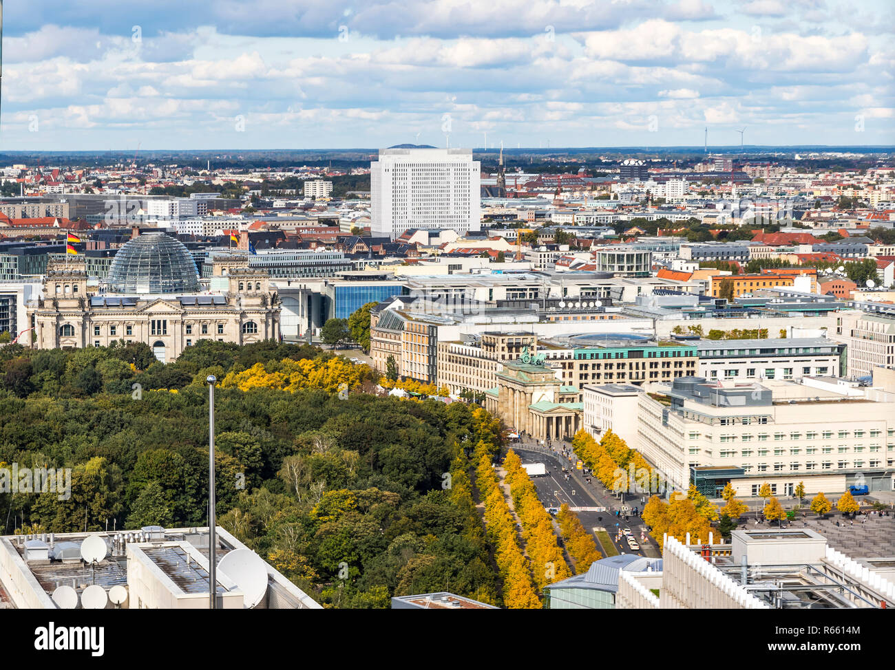 Il Reichstag (Bundestag) edificio e Brandenburger Tor (Porta di Brandeburgo) - uno dei più famosi luoghi di interesse di Berlino, Germania Foto Stock