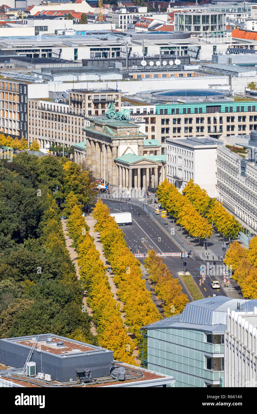 Brandenburger Tor (Porta di Brandeburgo). Uno dei punti di riferimento famost di Berlino, Germania. Vista aerea Foto Stock