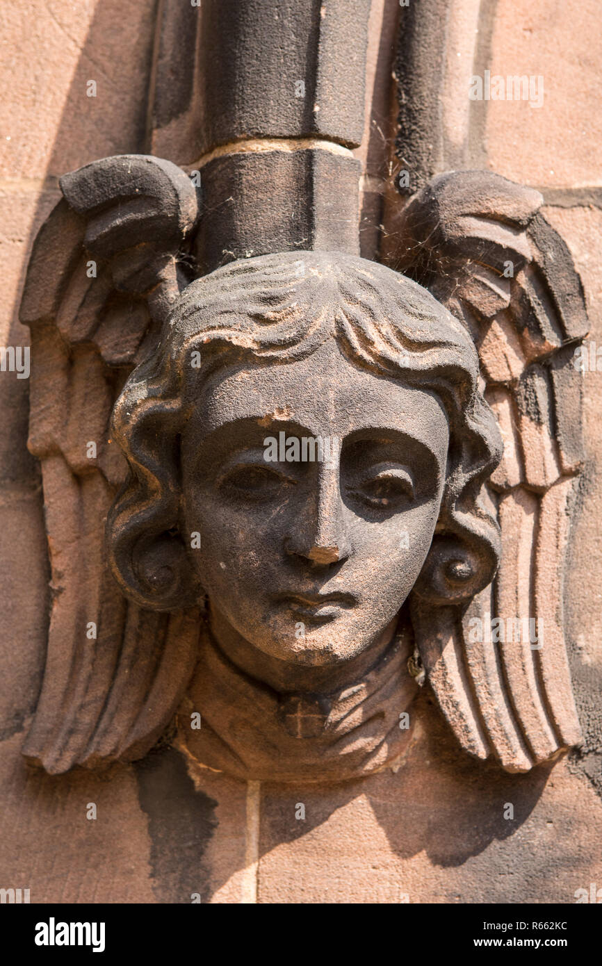 Una bella pietra ornata intagli sul lato esterno del bombardato-le rovine della cattedrale di Coventry, nel Regno Unito. Foto Stock