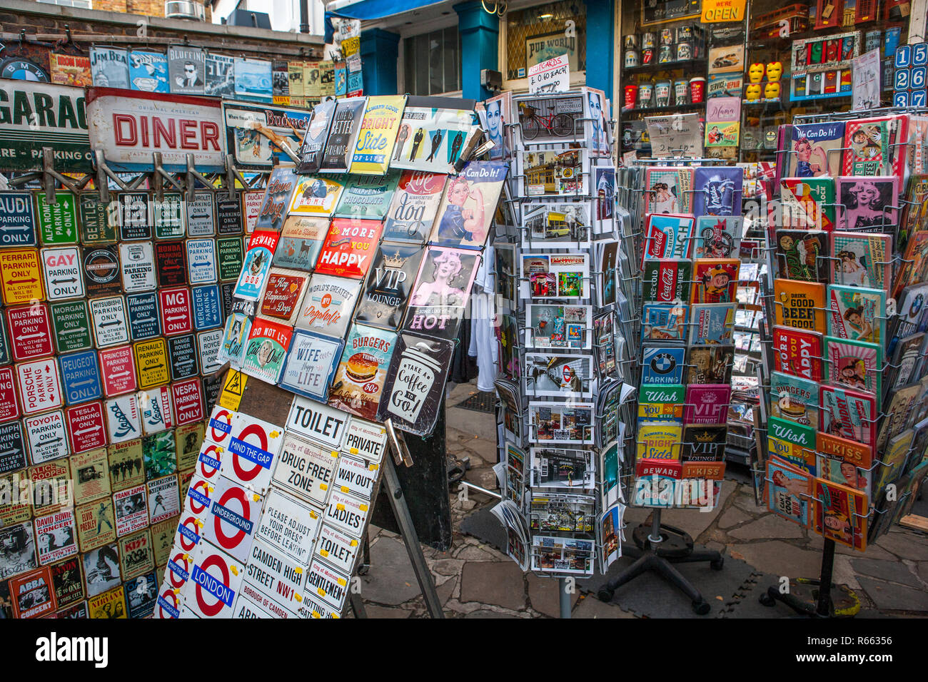 Stand di memorabilia di Londra e segni in rilievo, Portobello Road a Notting Hill Foto Stock