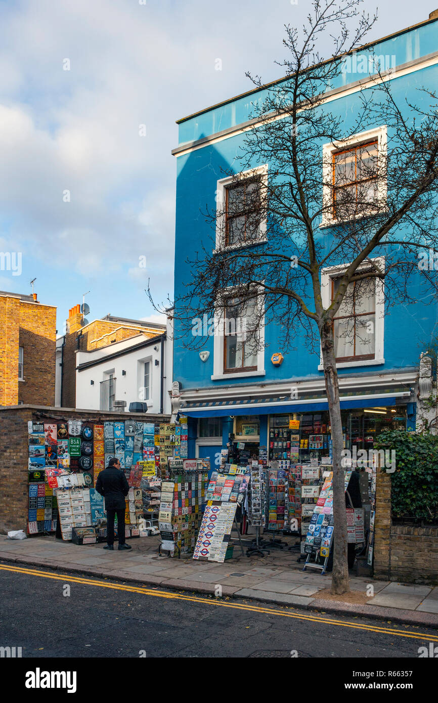 Negozio di vendita cartoline, memorabilia di Londra e segni in rilievo, Portobello Road a Notting Hill Foto Stock