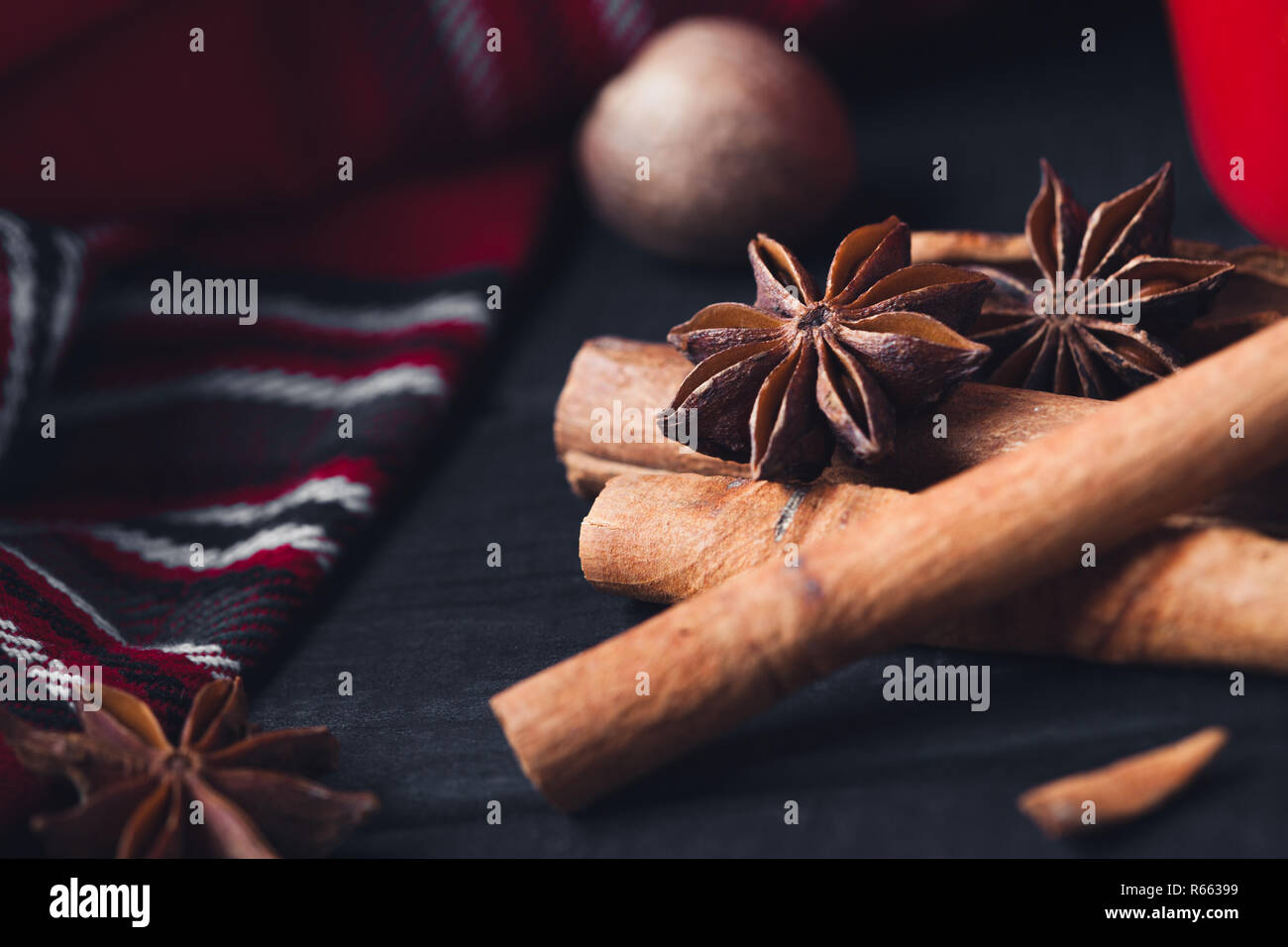 Stella di anice spezie e bastoncini di cannella sul rystic scuro dello sfondo in legno Foto Stock