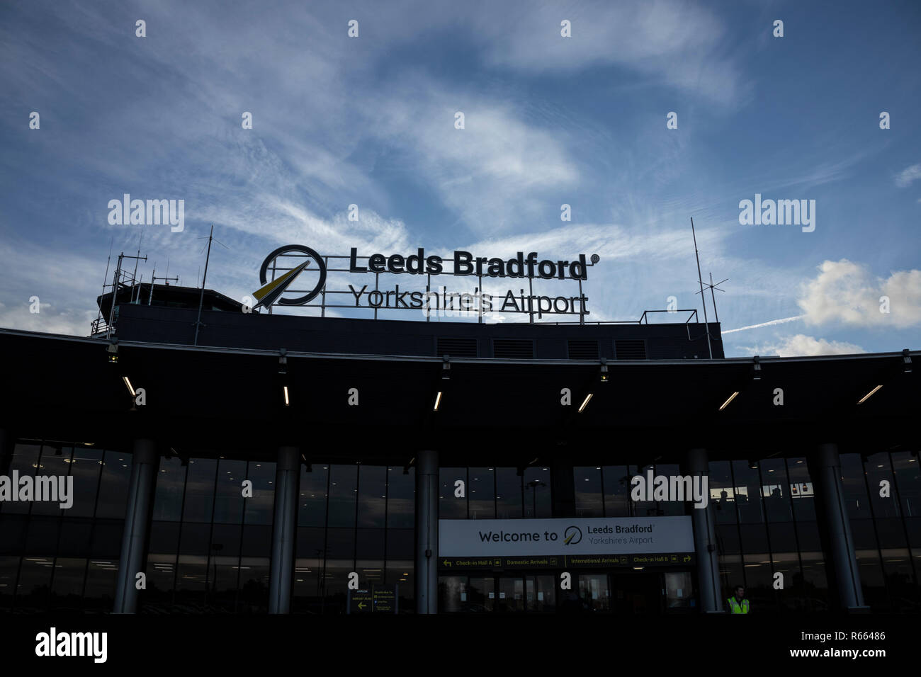 Il benvenuto a Leeds e Bradford Airport segno a LBA. Tempo di notte e di giorno Foto Stock