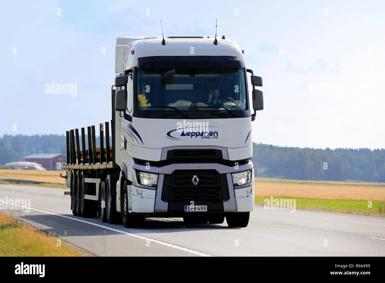 Luopajarvi, Finlandia - 9 Agosto 2018: Bianco Renault Trucks T semi rimorchio di Leppinen Steel Ltd trasporta un carico lungo l autostrada in un giorno d'estate. Foto Stock