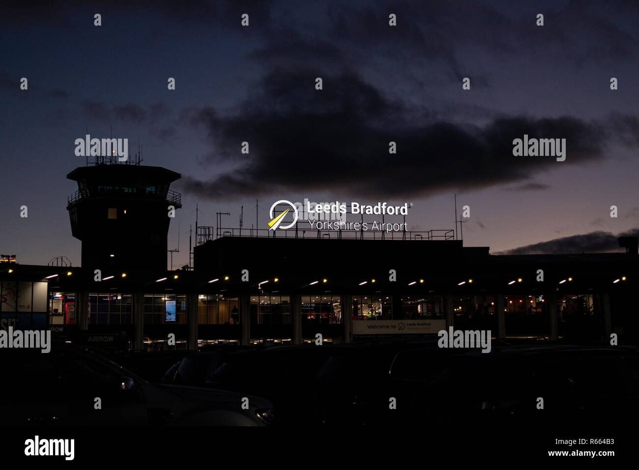 Il cartello "Welcome to Leeds & Bradford Airport" è a LBA. Notte Foto Stock