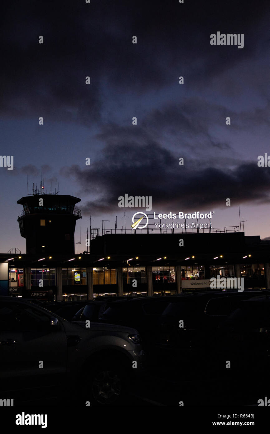 Il benvenuto a Leeds e Bradford Airport segno a LBA. Tempo di notte e di giorno Foto Stock