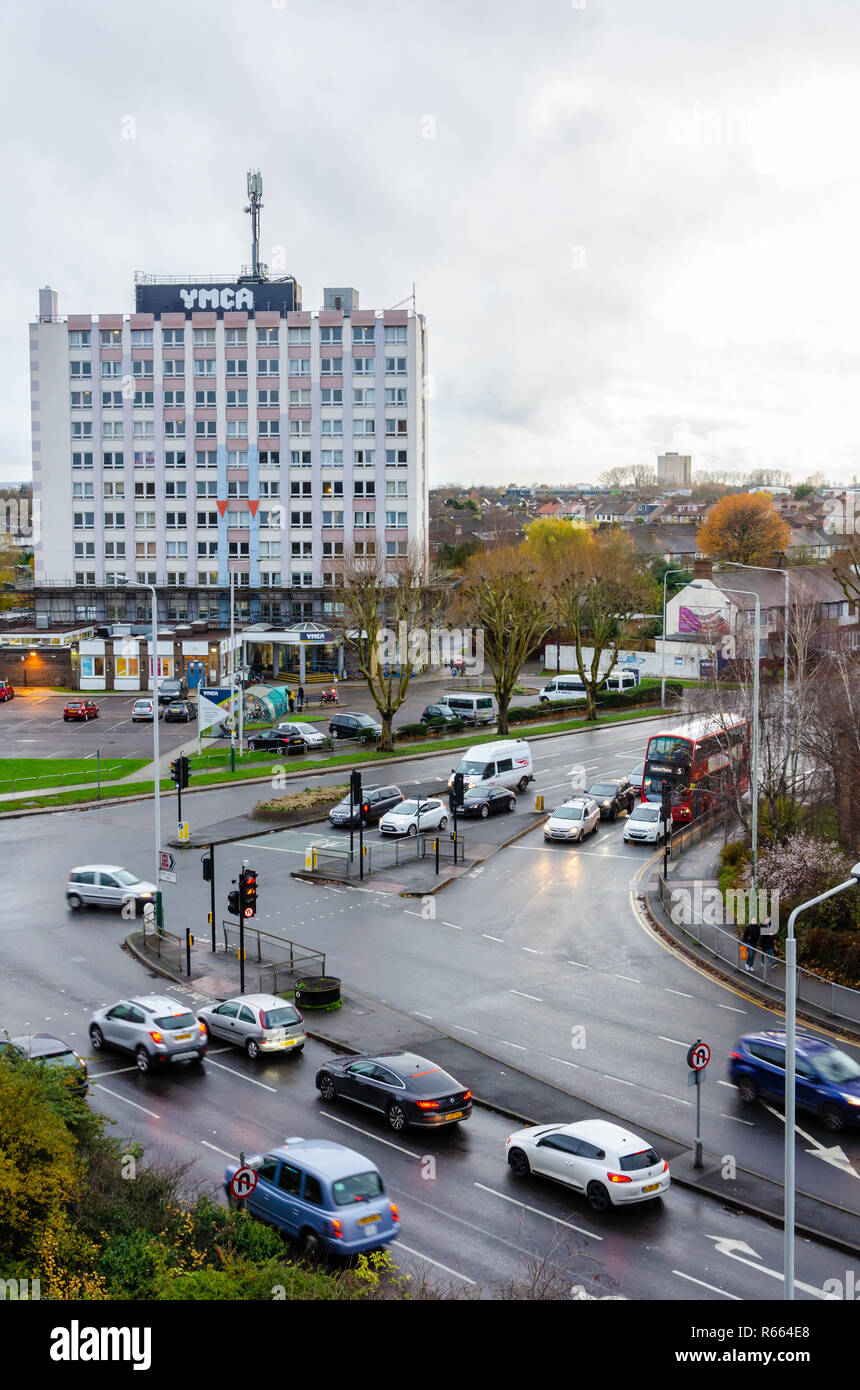 Strade trafficate di fronte al YMCA a Romford, Essex, UK. Foto Stock