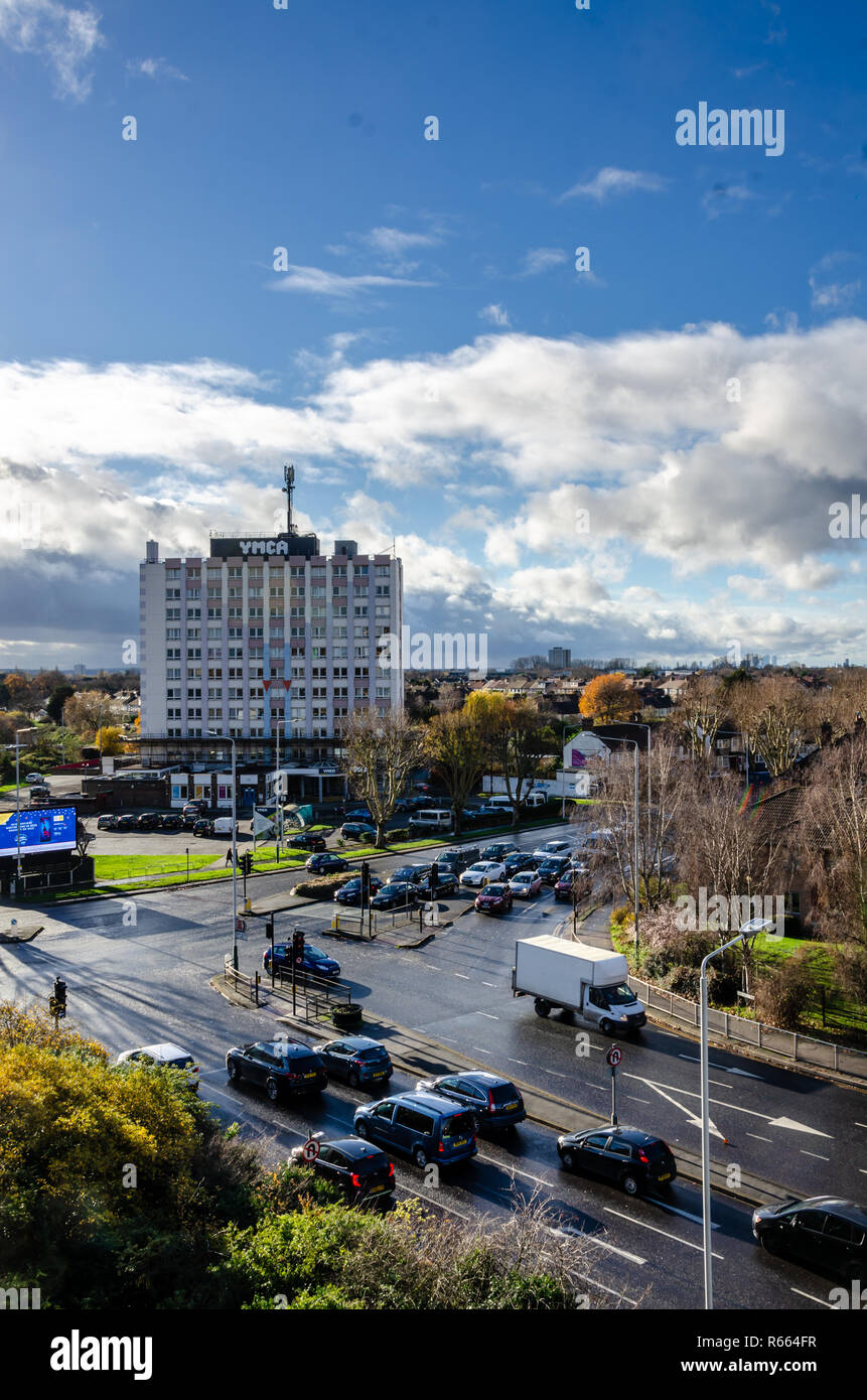 Strade trafficate di fronte al YMCA a Romford, Essex, UK. Foto Stock
