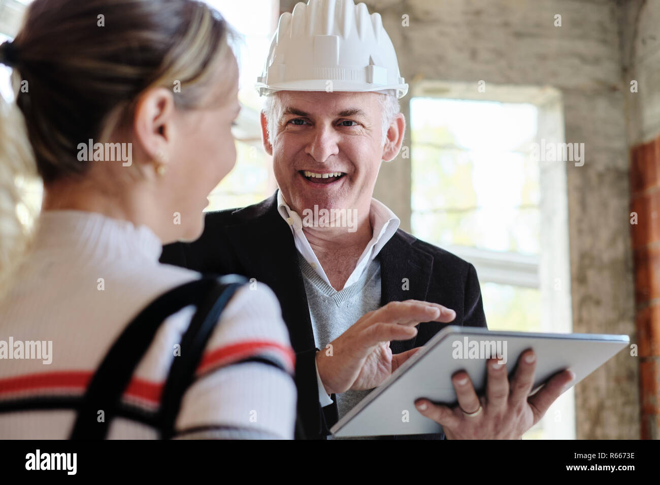 La donna acquista una nuova casa e parlando con Broker Foto Stock