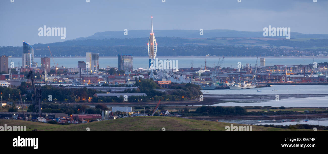 Il Portsmouth skyline della città tra cui la Spinnaker Tower. L'Isola di Wight è possibile vedere in lontananza. Foto Stock