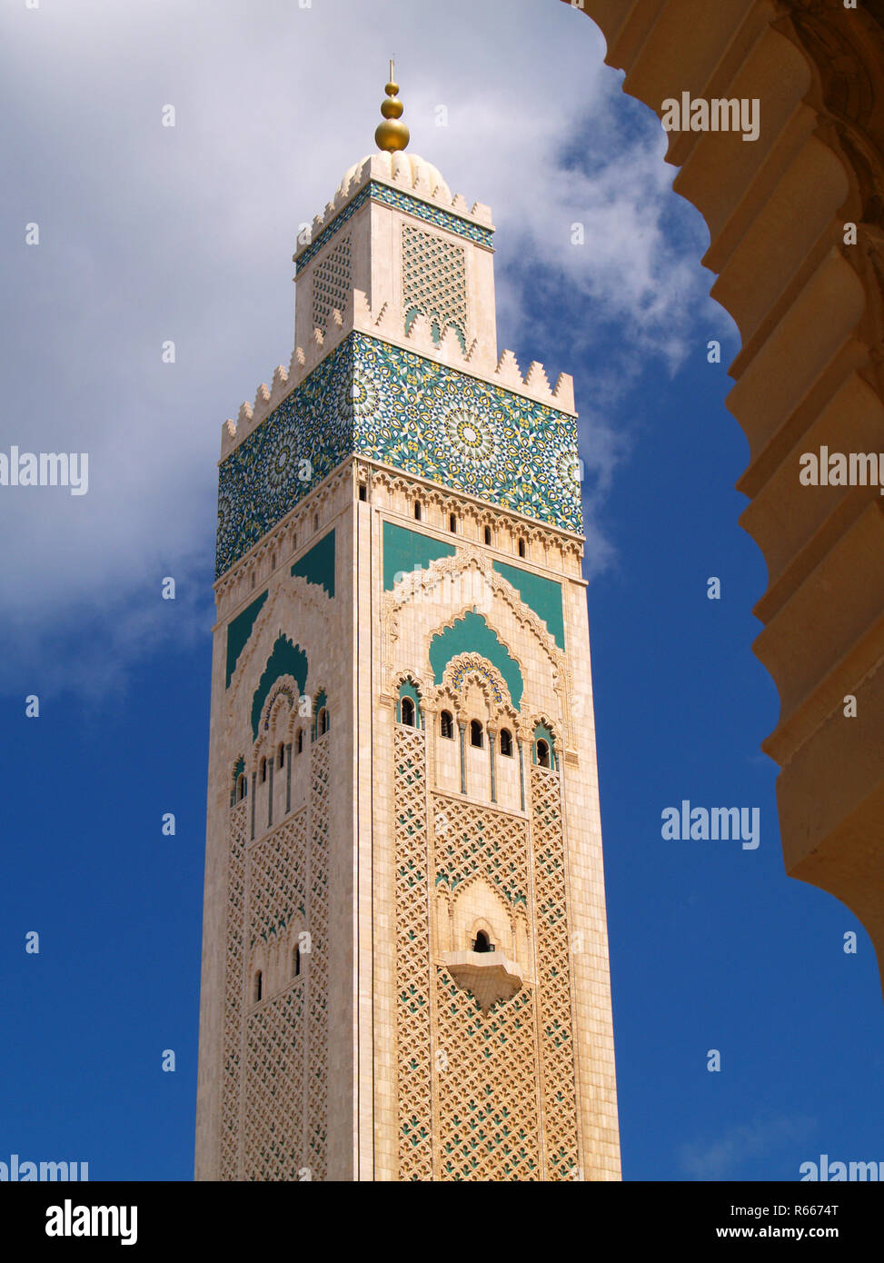 Il Marocco, Casablanca. Moschea di Hassan II - mondi minareto più alto (210metri) Foto Stock